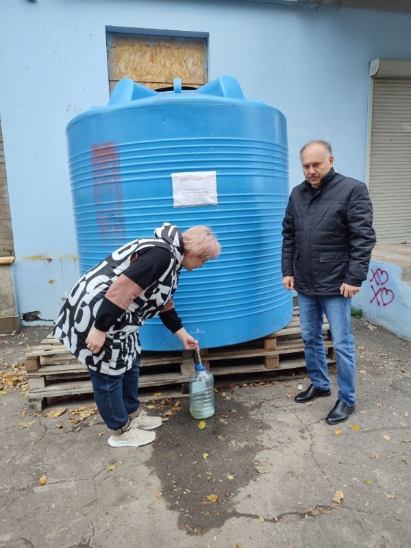 24 ноября 2025 года во исполнение поручения Главы Донецкой Народной Республики депутаты Ясиноватского муниципального совета Сергей Кусенко, Ирина Евсюкова и Николай Коляденко посетили места подвоза воды 24 ноября 2025 года во исполнение поручения Главы Донецкой Народной Республики депутаты Ясиноватского муниципального совета Сергей Кусенко, Ирина Евсюкова и Николай Коляденко посетили места подвоза воды