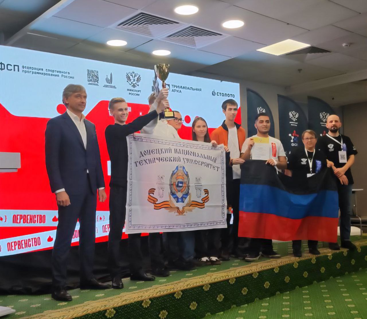 Евгений Ширшов: В напряженном трехдневном марафоне, который проходил с 21 по 23 ноября, определились сильнейшие программисты страны