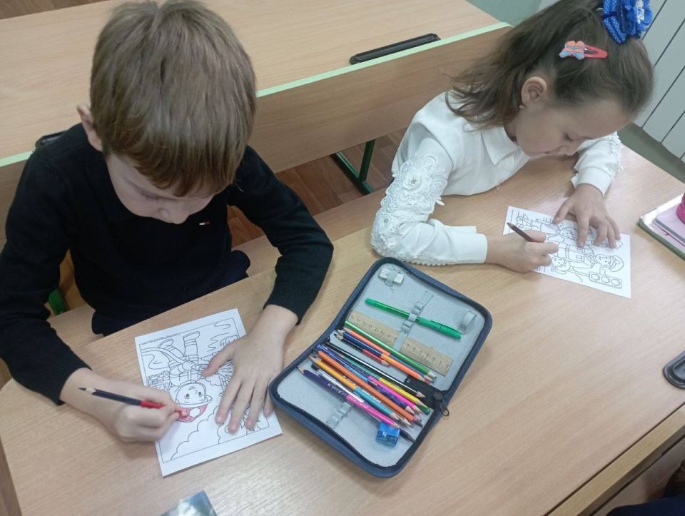 «РАЗГОВОРЫ О ВАЖНОМ». Утро в Тельмановской гимназии традиционно началось с еженедельной линейки и почётного права выноса флага Российской Федерации и флага Донецкой Народной Республики юнармейцами ВПК «Юные патриоты... «РАЗГОВОРЫ О ВАЖНОМ». Утро в Тельмановской гимназии традиционно началось с еженедельной линейки и почётного права выноса флага Российской Федерации и флага Донецкой Народной Республики юнармейцами ВПК «Юные патриоты...