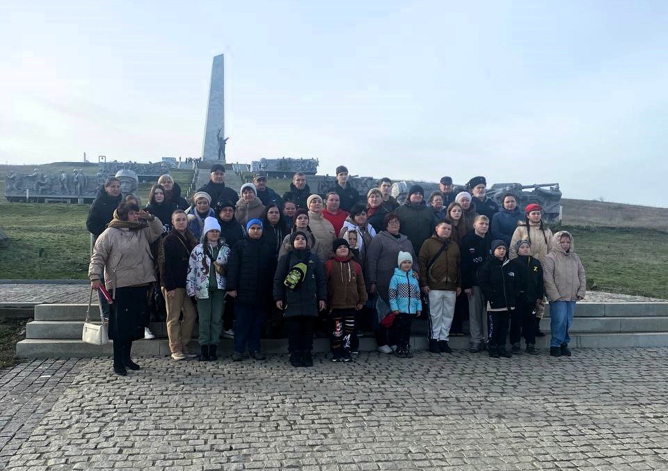 Филиал фонда «Защитники Отечества» совместно с Региональным отделением Юнармии запустили проект, который включает в себя организованные экскурсии на мемориальный комплекс «Саур-Могила» с остановкой в селе Степановка у... Филиал фонда «Защитники Отечества» совместно с Региональным отделением Юнармии запустили проект, который включает в себя организованные экскурсии на мемориальный комплекс «Саур-Могила» с остановкой в селе Степановка у...