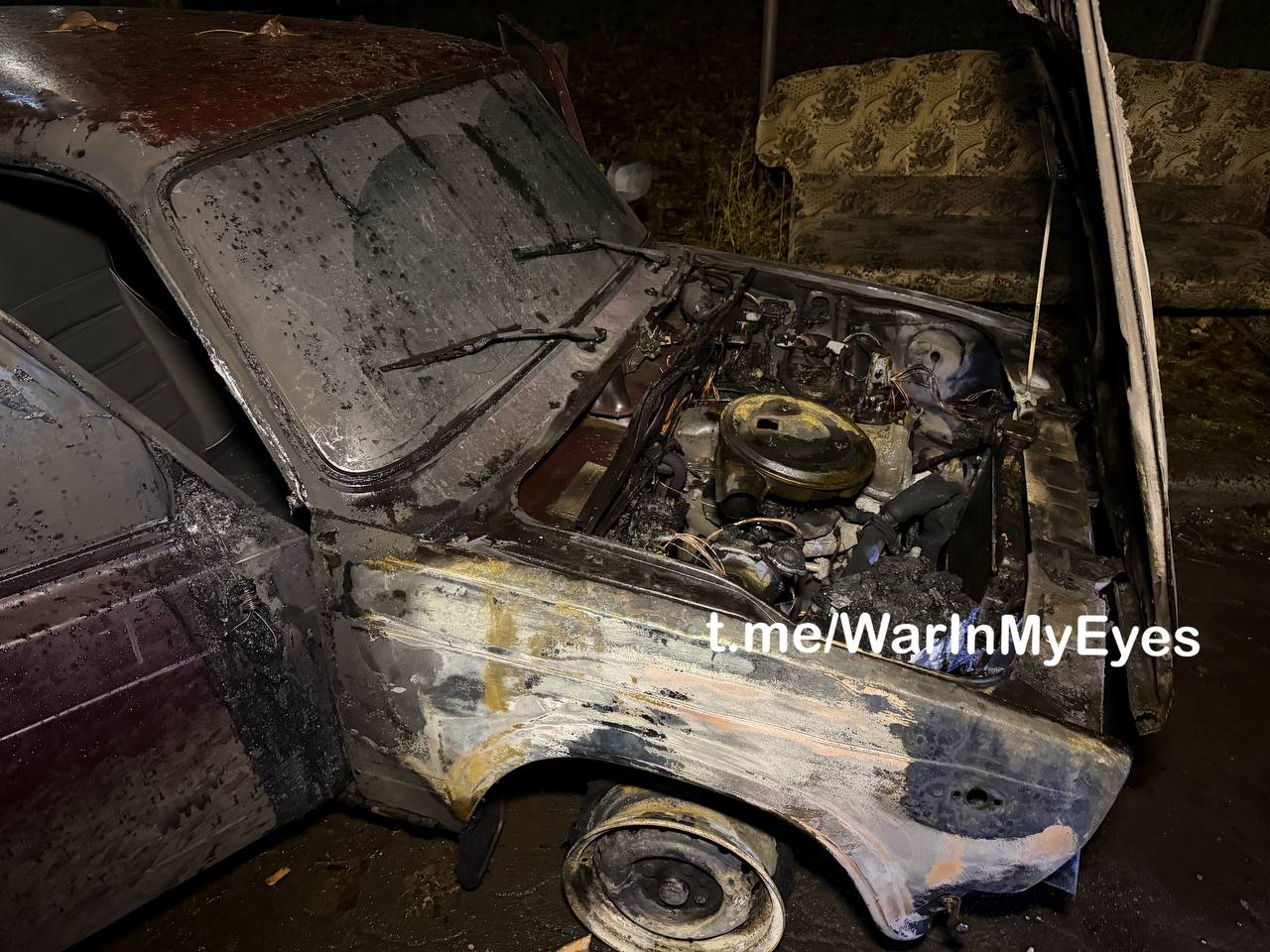 Последствия прилета ударного дрона FP-2 ( Чехия ) на парковку многоквартирного жилого дома в Калининском районе Донецка Последствия прилета ударного дрона FP-2 ( Чехия ) на парковку многоквартирного жилого дома в Калининском районе Донецка