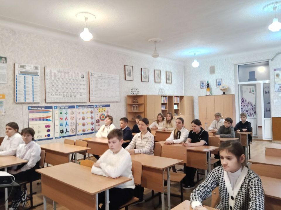 Школьники Ждановки узнали о профессии спасателя Школьники Ждановки узнали о профессии спасателя