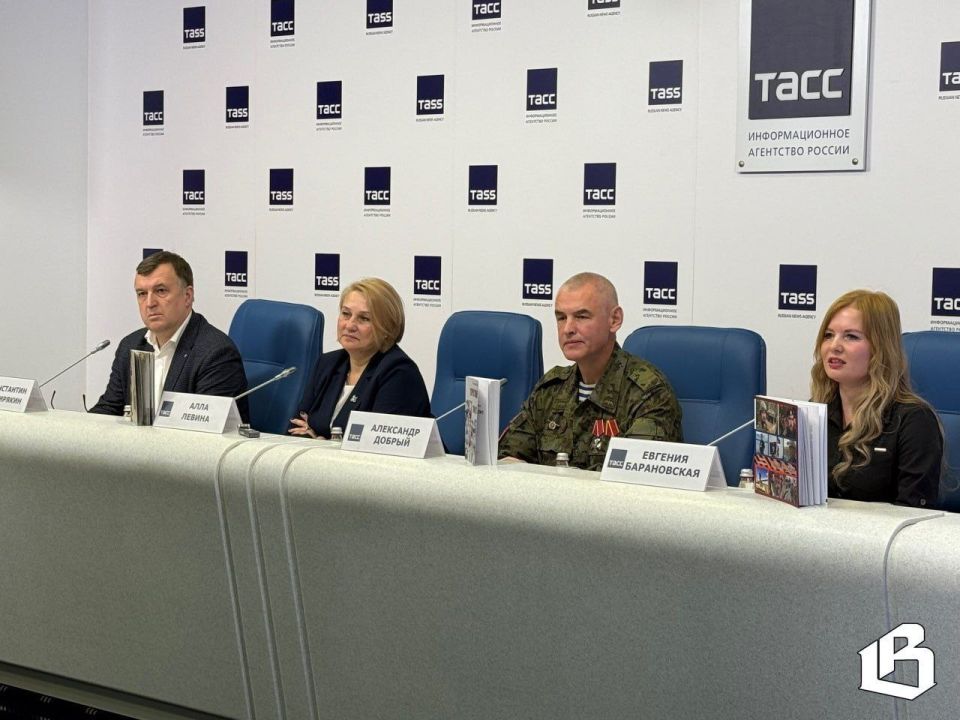 Дружба, испытанная годами, войной, слезами, даже ложью во спасение и объятиями Дружба, испытанная годами, войной, слезами, даже ложью во спасение и объятиями