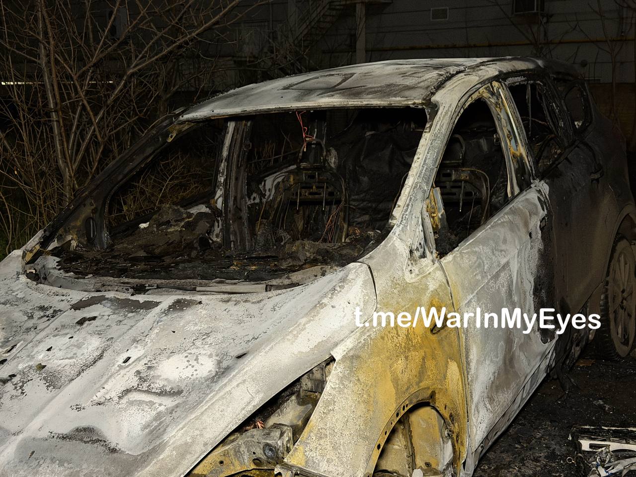 Последствия прилета ударного дрона FP-2 ( Чехия ) на парковку многоквартирного жилого дома в Калининском районе Донецка Последствия прилета ударного дрона FP-2 ( Чехия ) на парковку многоквартирного жилого дома в Калининском районе Донецка