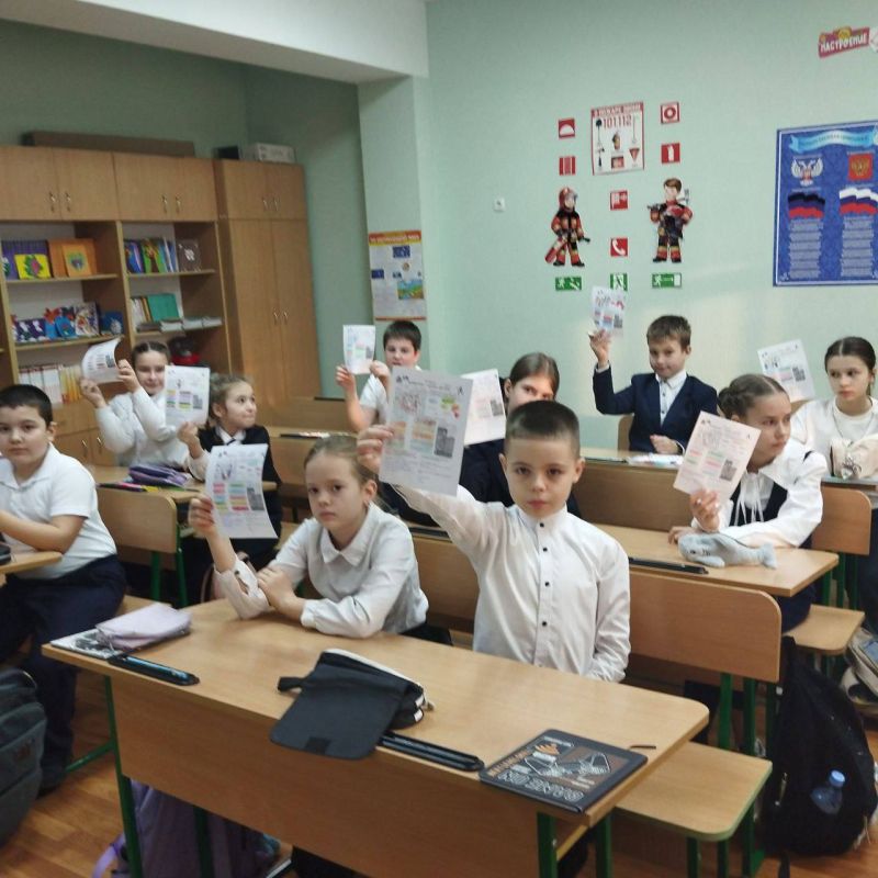 «РАЗГОВОРЫ О ВАЖНОМ». Утро в Тельмановской гимназии традиционно началось с еженедельной линейки и почётного права выноса флага Российской Федерации и флага Донецкой Народной Республики юнармейцами ВПК «Юные патриоты... «РАЗГОВОРЫ О ВАЖНОМ». Утро в Тельмановской гимназии традиционно началось с еженедельной линейки и почётного права выноса флага Российской Федерации и флага Донецкой Народной Республики юнармейцами ВПК «Юные патриоты...