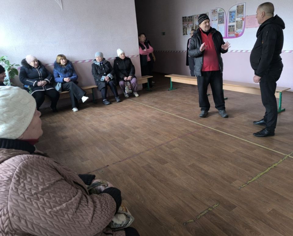 Заместитель главы муниципального образования Валерий Бессараб провёл сход граждан в посёлке Новолуганское Заместитель главы муниципального образования Валерий Бессараб провёл сход граждан в посёлке Новолуганское