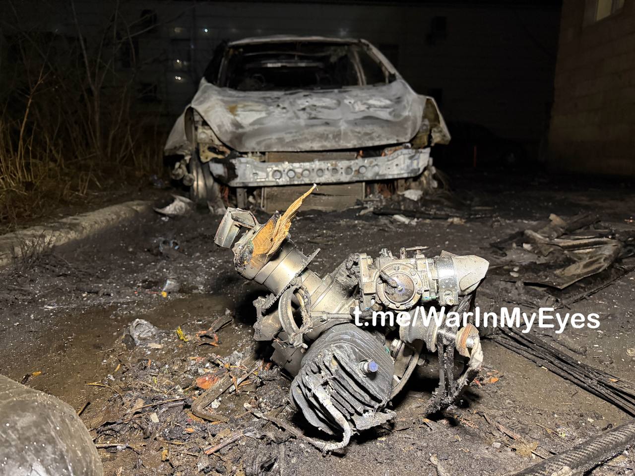 Последствия прилета ударного дрона FP-2 ( Чехия ) на парковку многоквартирного жилого дома в Калининском районе Донецка Последствия прилета ударного дрона FP-2 ( Чехия ) на парковку многоквартирного жилого дома в Калининском районе Донецка