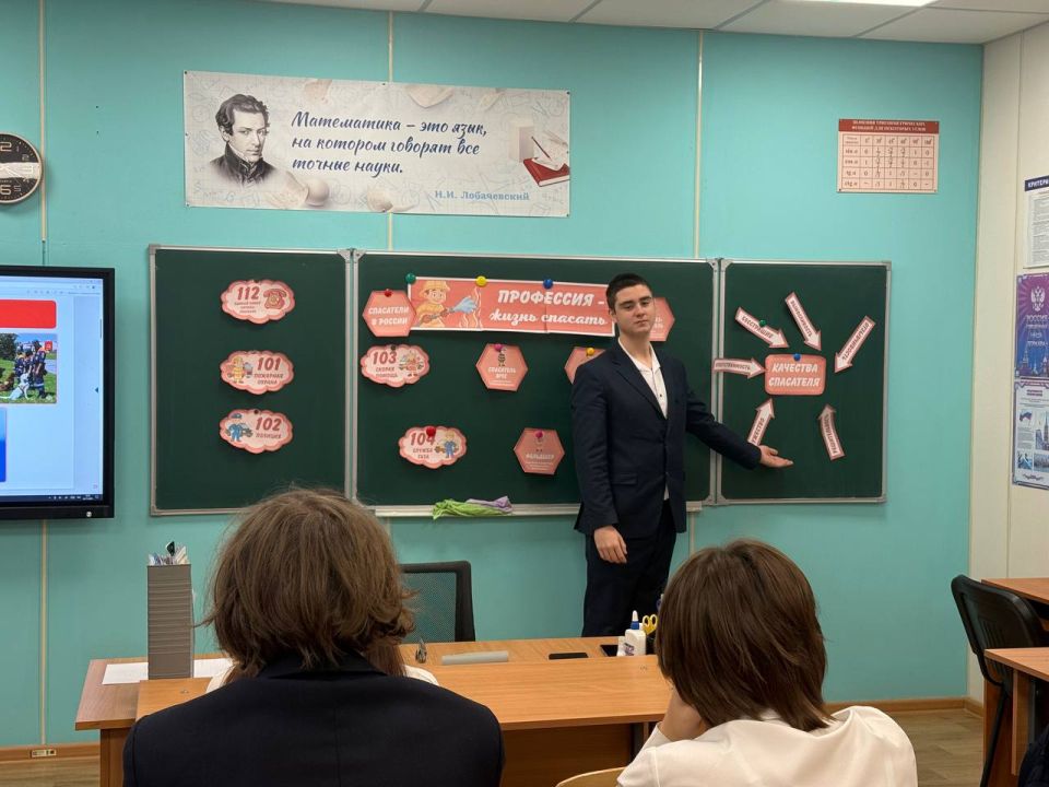 «РАЗГОВОРЫ О ВАЖНОМ». Утро в Тельмановской гимназии традиционно началось с еженедельной линейки и почётного права выноса флага Российской Федерации и флага Донецкой Народной Республики юнармейцами ВПК «Юные патриоты... «РАЗГОВОРЫ О ВАЖНОМ». Утро в Тельмановской гимназии традиционно началось с еженедельной линейки и почётного права выноса флага Российской Федерации и флага Донецкой Народной Республики юнармейцами ВПК «Юные патриоты...