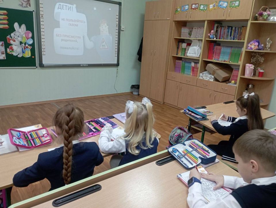 «РАЗГОВОРЫ О ВАЖНОМ». Утро в Тельмановской гимназии традиционно началось с еженедельной линейки и почётного права выноса флага Российской Федерации и флага Донецкой Народной Республики юнармейцами ВПК «Юные патриоты... «РАЗГОВОРЫ О ВАЖНОМ». Утро в Тельмановской гимназии традиционно началось с еженедельной линейки и почётного права выноса флага Российской Федерации и флага Донецкой Народной Республики юнармейцами ВПК «Юные патриоты...