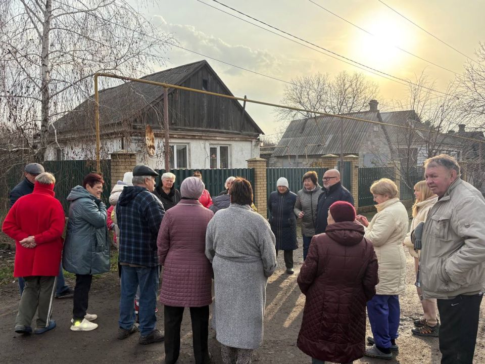 По поручению Главы ДНР Дениса Пушилин 24.11.2025 по адресу: г. Донецк, ул. Гризодубовой,35 состоялась встреча с жителями, на которой присутствовал первый заместитель руководителя Управы Ленинского внутригородского района... По поручению Главы ДНР Дениса Пушилин 24.11.2025 по адресу: г. Донецк, ул. Гризодубовой,35 состоялась встреча с жителями, на которой присутствовал первый заместитель руководителя Управы Ленинского внутригородского района...