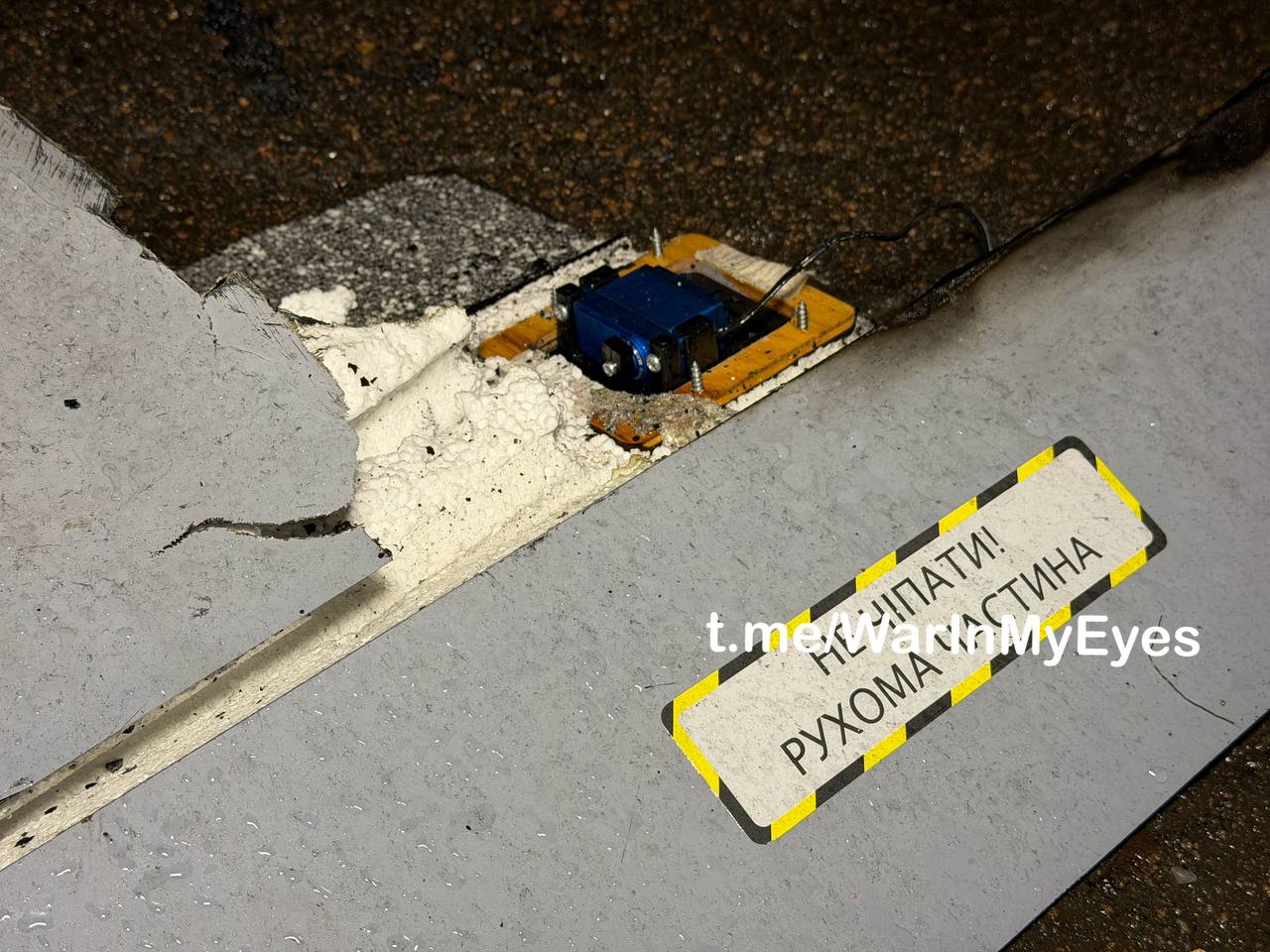 Последствия прилета ударного дрона FP-2 ( Чехия ) на парковку многоквартирного жилого дома в Калининском районе Донецка Последствия прилета ударного дрона FP-2 ( Чехия ) на парковку многоквартирного жилого дома в Калининском районе Донецка