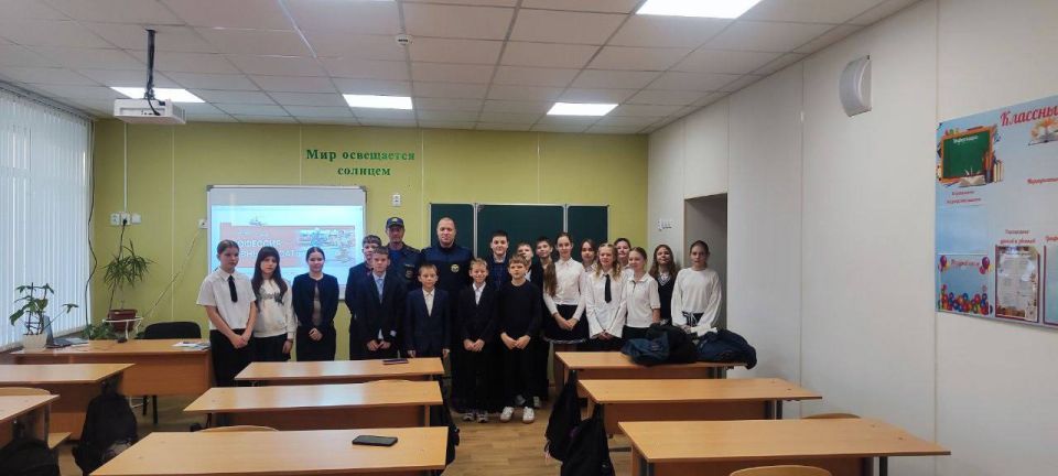 «РАЗГОВОРЫ О ВАЖНОМ». Утро в Тельмановской гимназии традиционно началось с еженедельной линейки и почётного права выноса флага Российской Федерации и флага Донецкой Народной Республики юнармейцами ВПК «Юные патриоты... «РАЗГОВОРЫ О ВАЖНОМ». Утро в Тельмановской гимназии традиционно началось с еженедельной линейки и почётного права выноса флага Российской Федерации и флага Донецкой Народной Республики юнармейцами ВПК «Юные патриоты...