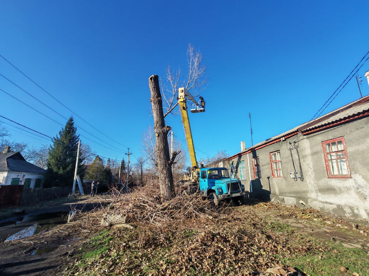 К Председателю Торезского городского совета Александру Казмерчуку поступило обращение жителей улицы Капустина с просьбой произвести кронирование и снос аварийных деревьев, которые сильно разрослись и их ветви могли стать... К Председателю Торезского городского совета Александру Казмерчуку поступило обращение жителей улицы Капустина с просьбой произвести кронирование и снос аварийных деревьев, которые сильно разрослись и их ветви могли стать...
