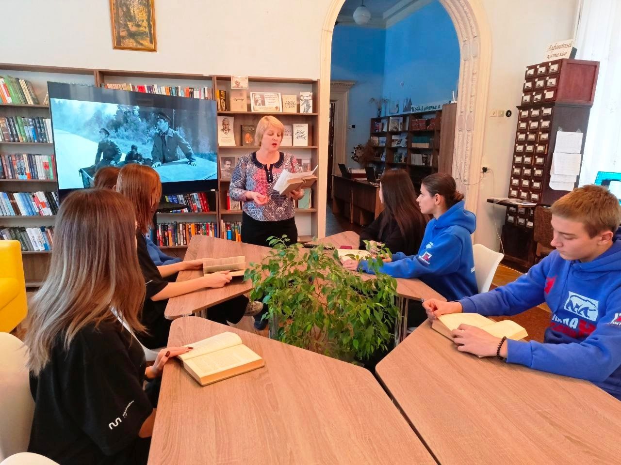 25 ноября в Зугрэсской библиотеке-филиале №3 была оформлена выставка «Константин Симонов - писатель огненных лет», посвященная 130-летию со дня рождения писателя, журналиста, военного корреспондента, прошедшего всю Великую... 25 ноября в Зугрэсской библиотеке-филиале №3 была оформлена выставка «Константин Симонов - писатель огненных лет», посвященная 130-летию со дня рождения писателя, журналиста, военного корреспондента, прошедшего всю Великую...