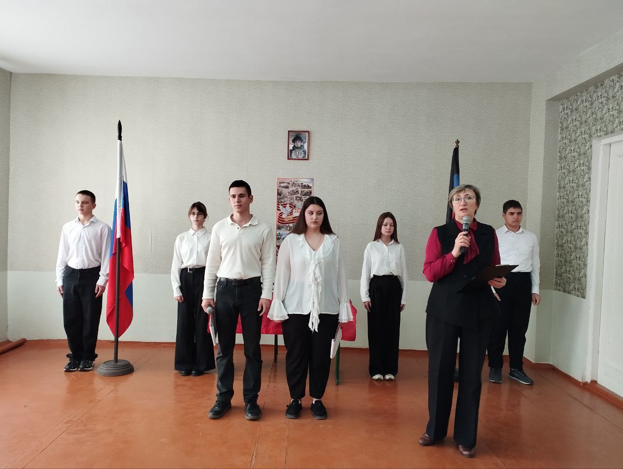 По партпроекту единороссов «Новая школа» в городском округе Докучаевск открыли Парту Героя По партпроекту единороссов «Новая школа» в городском округе Докучаевск открыли Парту Героя