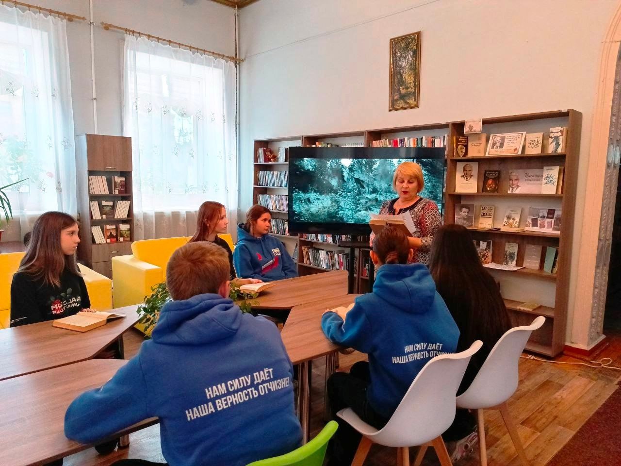 25 ноября в Зугрэсской библиотеке-филиале №3 была оформлена выставка «Константин Симонов - писатель огненных лет», посвященная 130-летию со дня рождения писателя, журналиста, военного корреспондента, прошедшего всю Великую... 25 ноября в Зугрэсской библиотеке-филиале №3 была оформлена выставка «Константин Симонов - писатель огненных лет», посвященная 130-летию со дня рождения писателя, журналиста, военного корреспондента, прошедшего всю Великую...