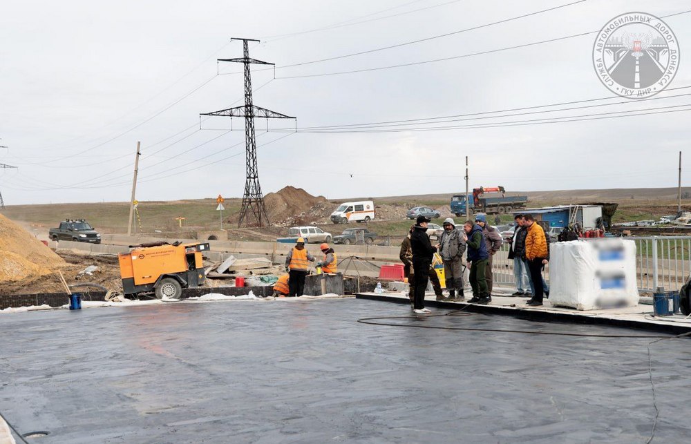Работы по восстановлению автомобильного моста через реку Скелевая в Дебальцевском округе ведутся в соответствии с графиками, сообщил директор Служба автомобильных дорог Донбасса Денис Тюрин Работы по восстановлению автомобильного моста через реку Скелевая в Дебальцевском округе ведутся в соответствии с графиками, сообщил директор Служба автомобильных дорог Донбасса Денис Тюрин