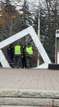 Поступь Деда Мороза: на площади Ленина начали монтаж праздничных инсталляций