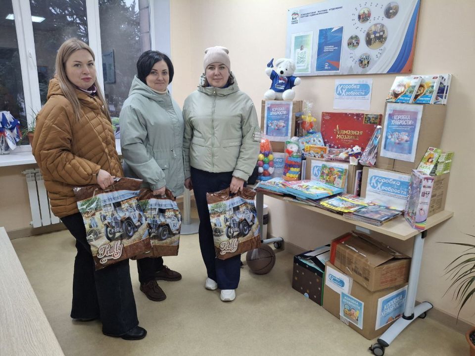 В Ясиноватой продолжается ежегодная акция «Коробка храбрости» В Ясиноватой продолжается ежегодная акция «Коробка храбрости»