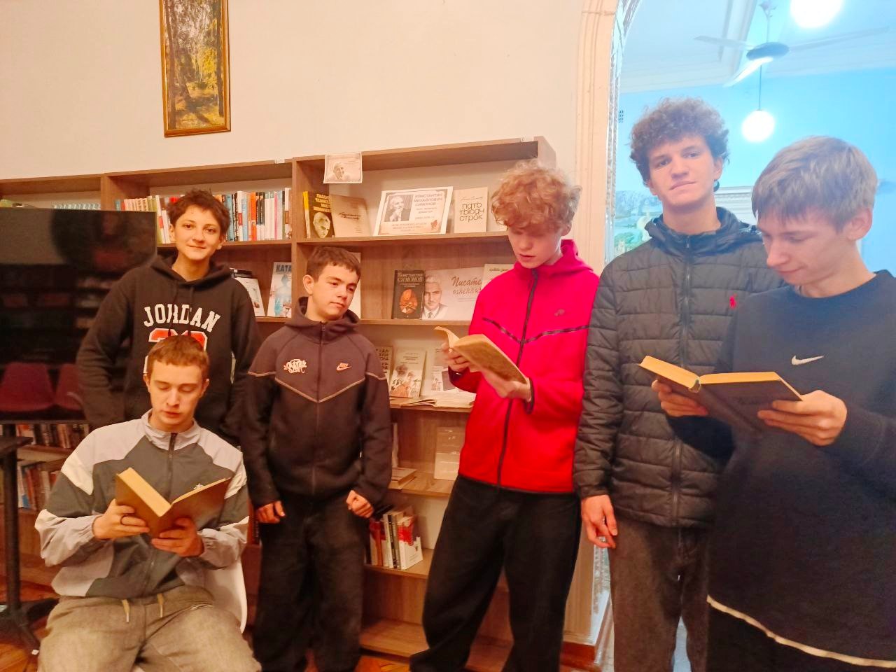 25 ноября в Зугрэсской библиотеке-филиале №3 была оформлена выставка «Константин Симонов - писатель огненных лет», посвященная 130-летию со дня рождения писателя, журналиста, военного корреспондента, прошедшего всю Великую... 25 ноября в Зугрэсской библиотеке-филиале №3 была оформлена выставка «Константин Симонов - писатель огненных лет», посвященная 130-летию со дня рождения писателя, журналиста, военного корреспондента, прошедшего всю Великую...