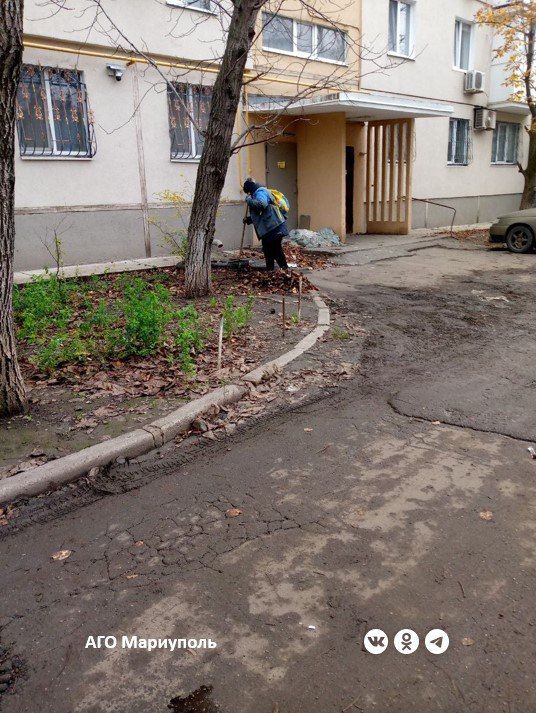 В трех районах Мариуполя коммунальщики привели в порядок дворы многоэтажек В трех районах Мариуполя коммунальщики привели в порядок дворы многоэтажек
