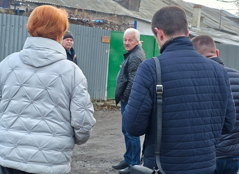 Руководитель управы Куйбышевского внутригородского района Иван Адамец и депутат Донецкого городского совета Дмитрий Пефтеев встретились с жителями улицы Ванникова для обсуждения вопросов жизнедеятельности Руководитель управы Куйбышевского внутригородского района Иван Адамец и депутат Донецкого городского совета Дмитрий Пефтеев встретились с жителями улицы Ванникова для обсуждения вопросов жизнедеятельности