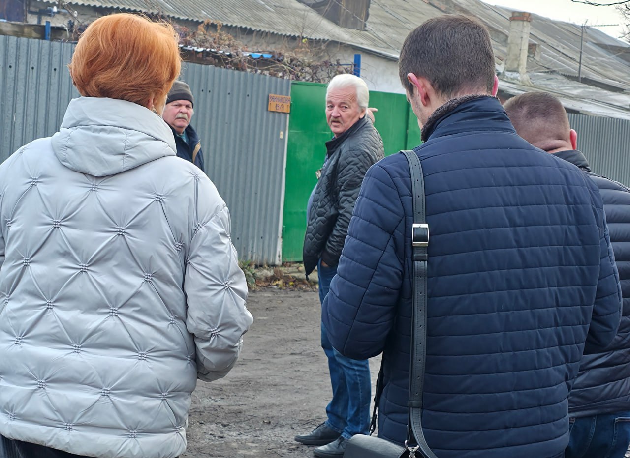 Руководитель управы Куйбышевского внутригородского района Иван Адамец и депутат Донецкого городского совета Дмитрий Пефтеев встретились с жителями улицы Ванникова для обсуждения вопросов жизнедеятельности Руководитель управы Куйбышевского внутригородского района Иван Адамец и депутат Донецкого городского совета Дмитрий Пефтеев встретились с жителями улицы Ванникова для обсуждения вопросов жизнедеятельности