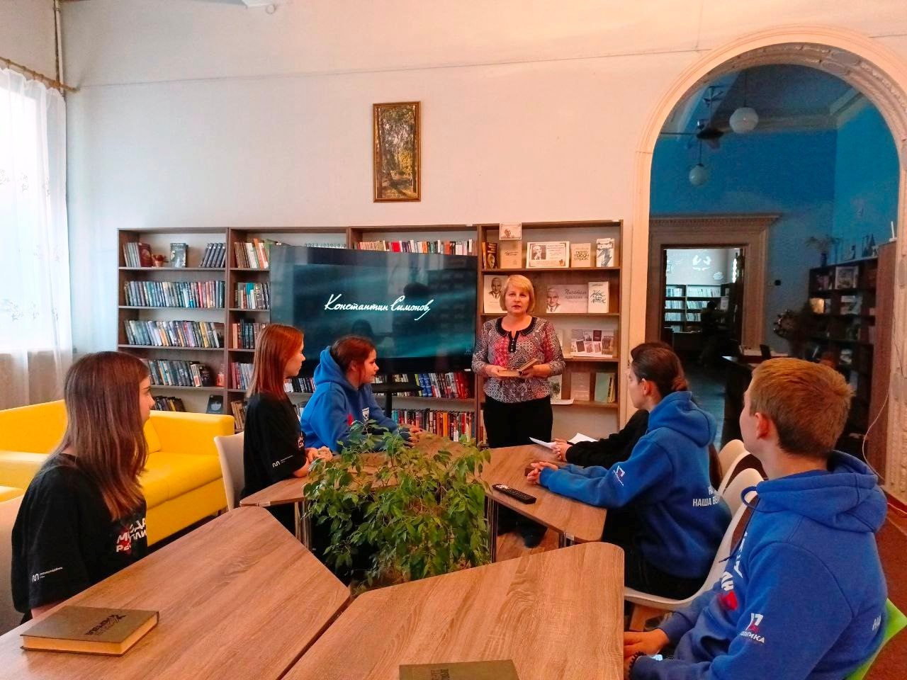 25 ноября в Зугрэсской библиотеке-филиале №3 была оформлена выставка «Константин Симонов - писатель огненных лет», посвященная 130-летию со дня рождения писателя, журналиста, военного корреспондента, прошедшего всю Великую...