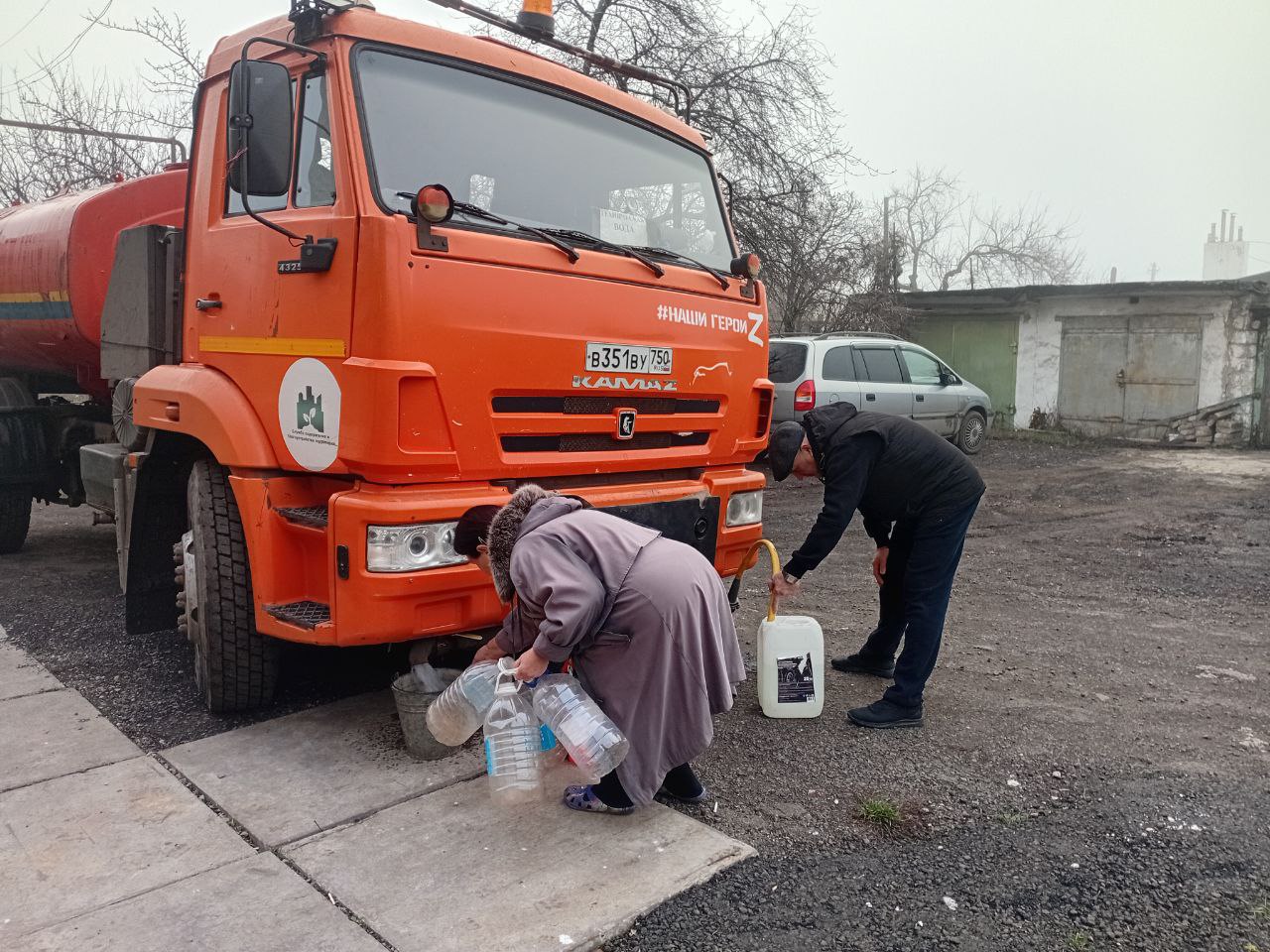 В Кировском внутригородском районе при поддержке региона-шефа Московская область продолжается подвоз воды для жителей домов, в которые в установленный графиком день не поступила вода