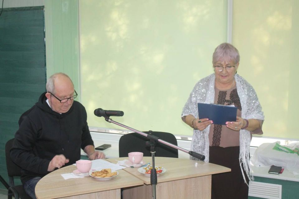 Не стареют мамы душой. В уютных стенах Мангушского Центра культуры и досуга в преддверии Дня матери собрались члены клуба общения «Жизнелюбы» Не стареют мамы душой. В уютных стенах Мангушского Центра культуры и досуга в преддверии Дня матери собрались члены клуба общения «Жизнелюбы»