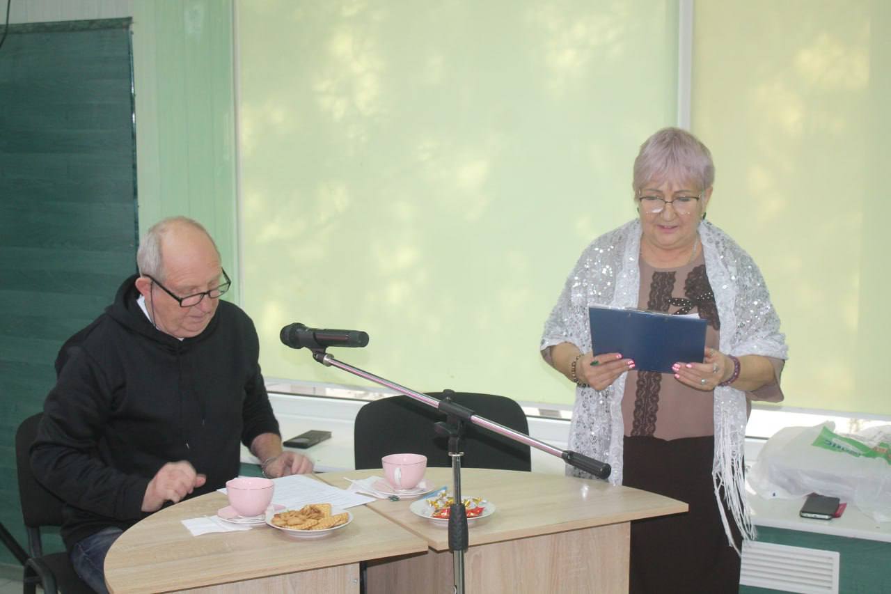 Не стареют мамы душой. В уютных стенах Мангушского Центра культуры и досуга в преддверии Дня матери собрались члены клуба общения «Жизнелюбы» Не стареют мамы душой. В уютных стенах Мангушского Центра культуры и досуга в преддверии Дня матери собрались члены клуба общения «Жизнелюбы»