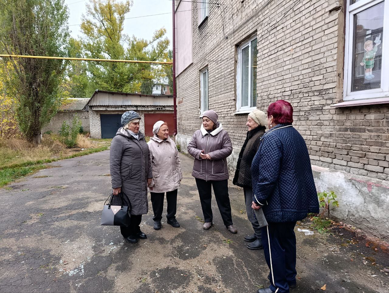 ВСТРЕЧИ С ЖИТЕЛЯМИ. 25 ноября 2025 года депутаты Ясиноватского муниципального совета Донецкой Народной Республики от фракции «Единая Россия» Наталья Филиппова и Ирина Евсюкова провели встречу с жителями ВСТРЕЧИ С ЖИТЕЛЯМИ. 25 ноября 2025 года депутаты Ясиноватского муниципального совета Донецкой Народной Республики от фракции «Единая Россия» Наталья Филиппова и Ирина Евсюкова провели встречу с жителями