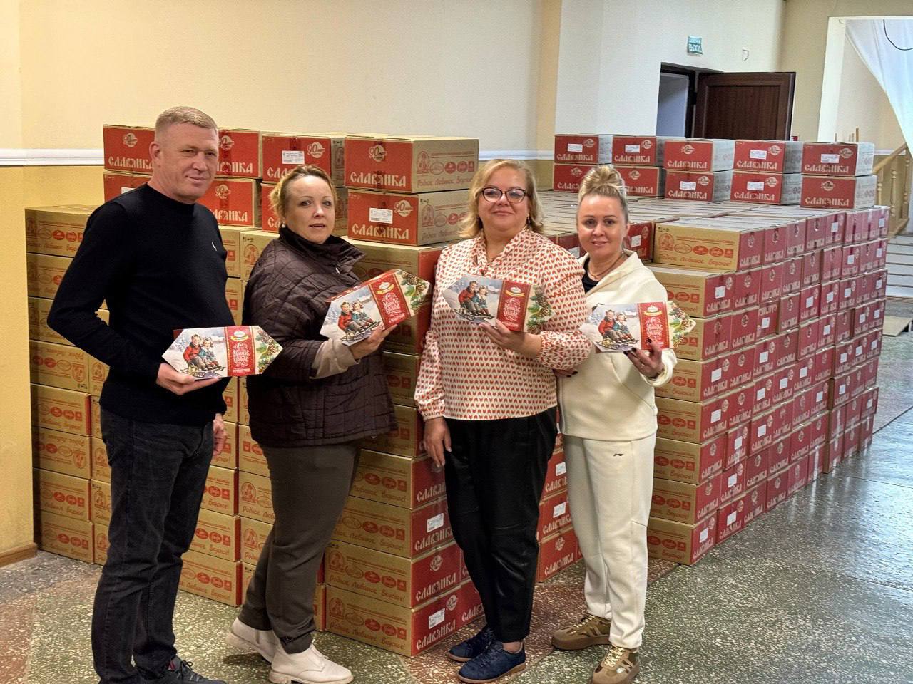 Подарки для детей Володарского округа передали представители Липецкой области