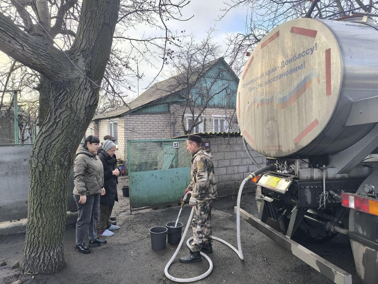 В рамках поручения Главы Республики Дениса Пушилина, депутат Торезского городского совета Анна Матраева присутствовала при подвозе воды населению по улице К. Либкнехта