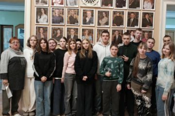 Обучающиеся 8 класса ГБОУ «Мироновская школа №10 г.о. Дебальцево» вместе со своими наставниками Коломиец М. Г. и Герасименко Т.П. посетили Луганский академический музыкально - драматический театр имени М. Голубовича