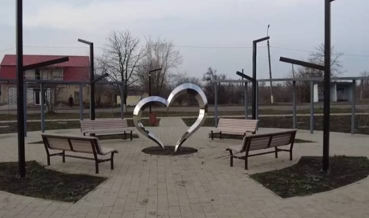 В Докучаевске открылся новый сквер «Семейный» по федеральной программе