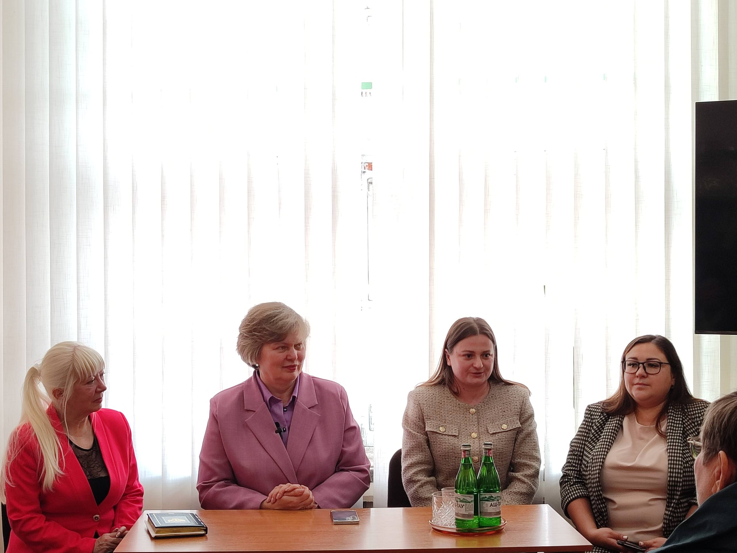 Поддержка многодетных семей и опекунов: Встреча в Старобешево