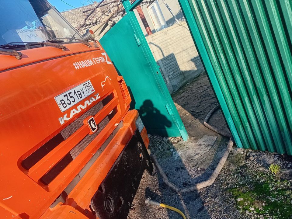 В Кировском внутригородском районе при поддержке региона-шефа Московская область продолжается подвоз воды для жителей домов, в которые в установленный графиком день не поступила вода В Кировском внутригородском районе при поддержке региона-шефа Московская область продолжается подвоз воды для жителей домов, в которые в установленный графиком день не поступила вода