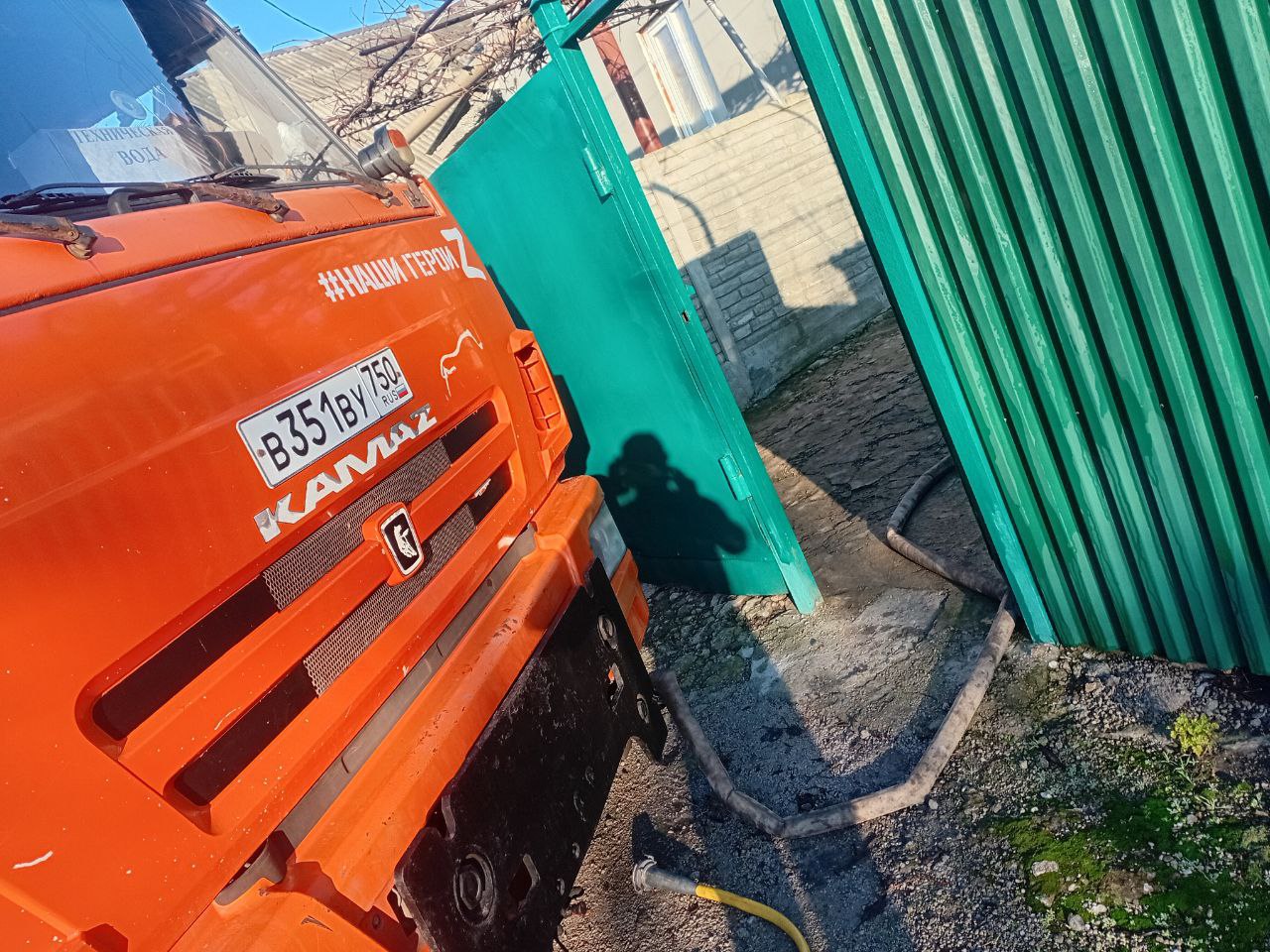 В Кировском внутригородском районе при поддержке региона-шефа Московская область продолжается подвоз воды для жителей домов, в которые в установленный графиком день не поступила вода В Кировском внутригородском районе при поддержке региона-шефа Московская область продолжается подвоз воды для жителей домов, в которые в установленный графиком день не поступила вода