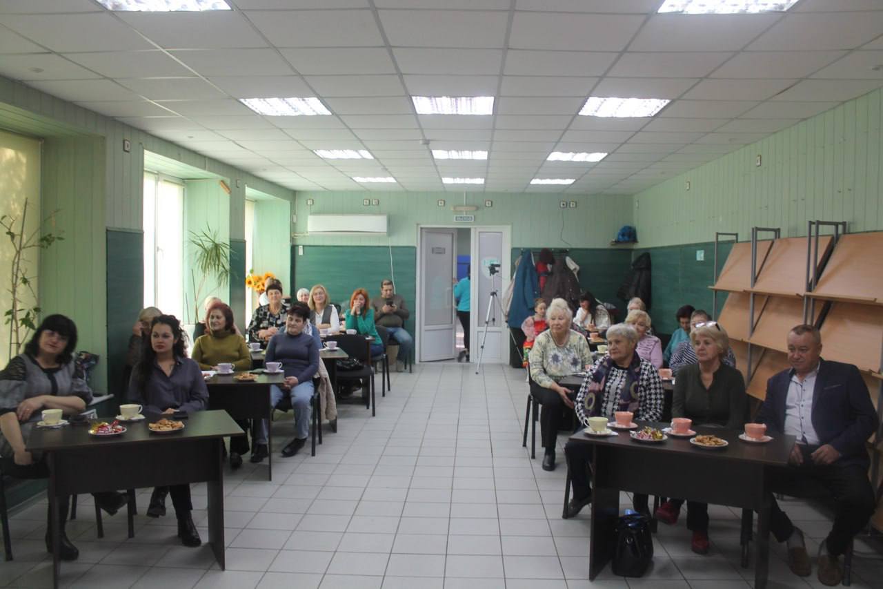 Не стареют мамы душой. В уютных стенах Мангушского Центра культуры и досуга в преддверии Дня матери собрались члены клуба общения «Жизнелюбы» Не стареют мамы душой. В уютных стенах Мангушского Центра культуры и досуга в преддверии Дня матери собрались члены клуба общения «Жизнелюбы»