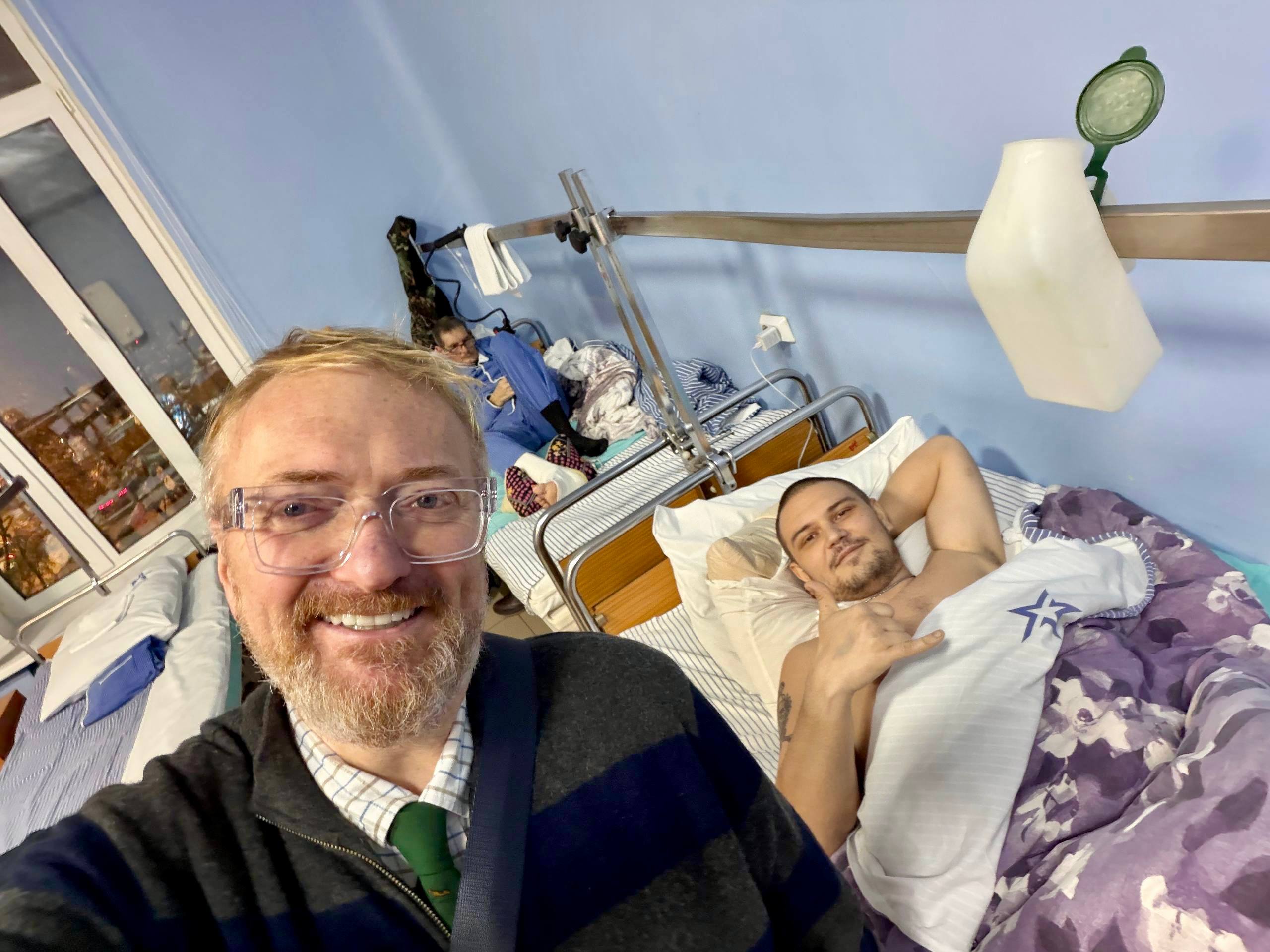 Виталий Милонов навестил раненого бойца 132-й Горловской бригады