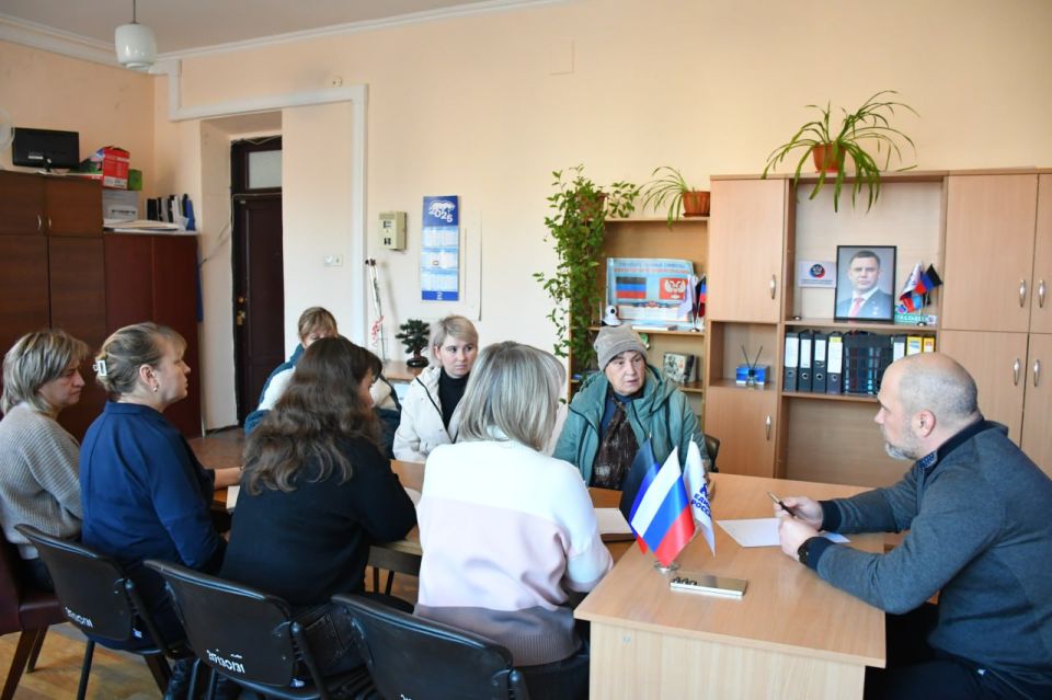 Сегодня, 25 ноября, в общественной приемной Всероссийской политической партии «Единая Россия» глава муниципального образования городского округа Дебальцево, секретарь местного отделения Всероссийской политической партии... Сегодня, 25 ноября, в общественной приемной Всероссийской политической партии «Единая Россия» глава муниципального образования городского округа Дебальцево, секретарь местного отделения Всероссийской политической партии...