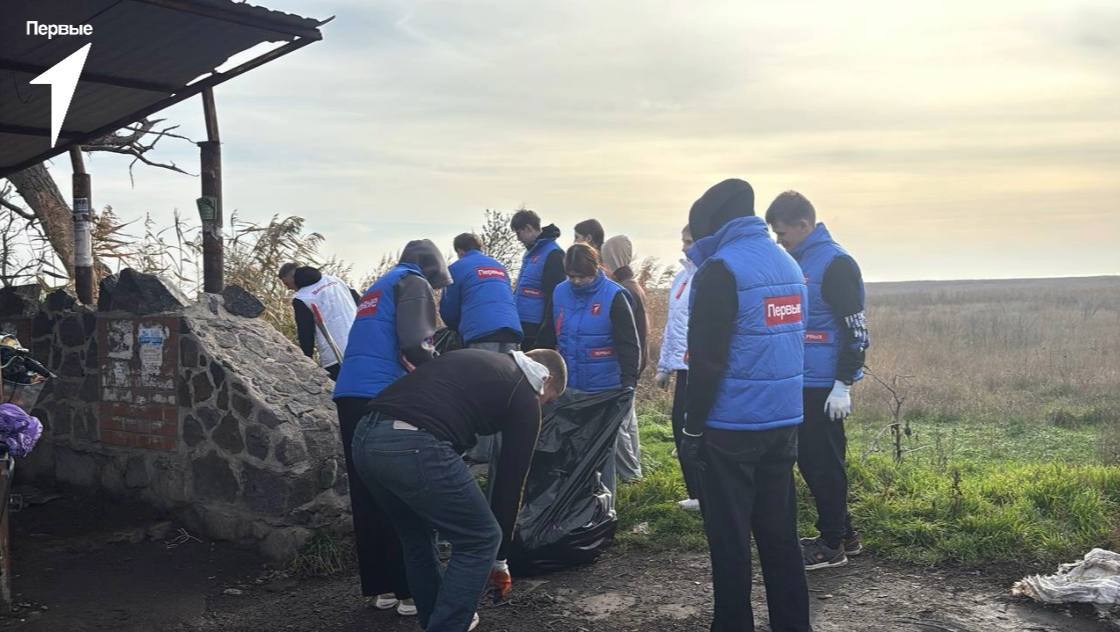 В Новоазовске расчистили источник питьевой воды В Новоазовске расчистили источник питьевой воды