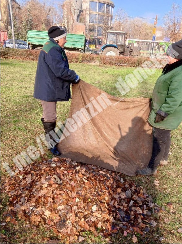 Сотрудники коммунального предприятия «Зелёное строительство» ежедневно занимаются уборкой и благоустройством городских территорий: убирают опавшую листву, подметают тротуары, обрезают и ликвидируют аварийные деревья Сотрудники коммунального предприятия «Зелёное строительство» ежедневно занимаются уборкой и благоустройством городских территорий: убирают опавшую листву, подметают тротуары, обрезают и ликвидируют аварийные деревья