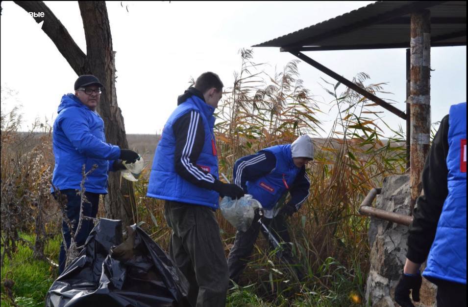 В Новоазовске расчистили источник питьевой воды В Новоазовске расчистили источник питьевой воды