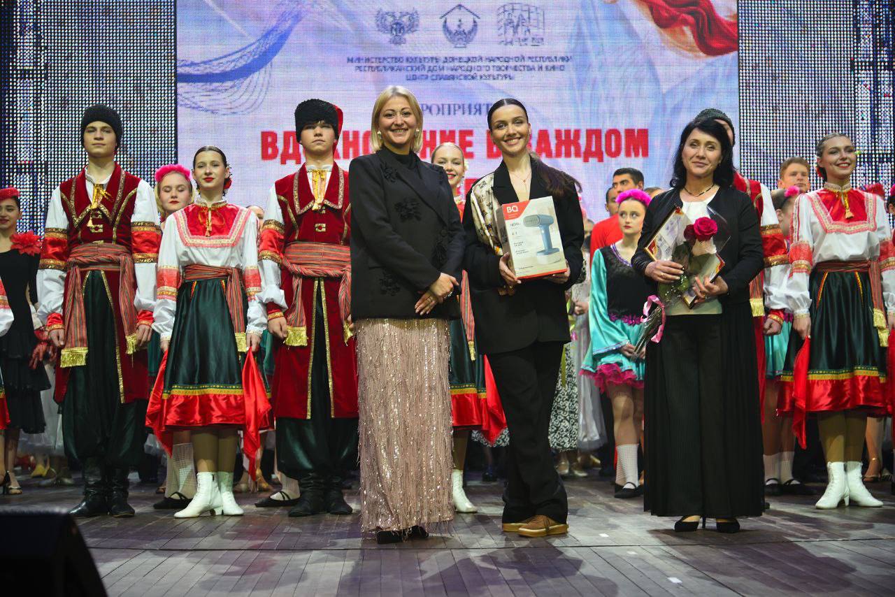 #Шаг_в_ритм_танца. Оксана Константиновна Жерновая — основатель и бессменный руководитель Образцового ансамбля танца «Фламинго» (с 1996 г.), гордости Тельмановского округа и ДНР #Шаг_в_ритм_танца. Оксана Константиновна Жерновая — основатель и бессменный руководитель Образцового ансамбля танца «Фламинго» (с 1996 г.), гордости Тельмановского округа и ДНР