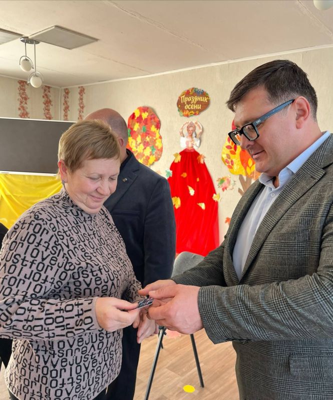 Сегодня глава Новоазовского муниципального округа, секретарь партии «Единая Россия» Василий Овчаров совместно с заместителем председателя местного муниципального совета Алексеем Сухаревским продолжили важную миссию и вручили... Сегодня глава Новоазовского муниципального округа, секретарь партии «Единая Россия» Василий Овчаров совместно с заместителем председателя местного муниципального совета Алексеем Сухаревским продолжили важную миссию и вручили...