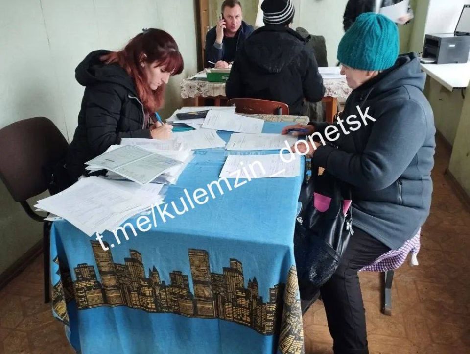 Мобильная бригада МФЦ выехала на помощь жителям села Новопетриковка в ДНР Мобильная бригада МФЦ выехала на помощь жителям села Новопетриковка в ДНР