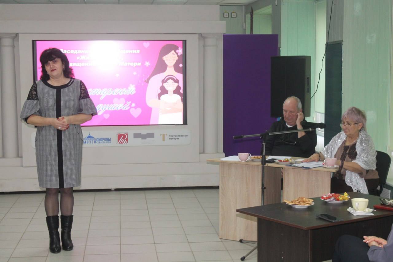 Не стареют мамы душой. В уютных стенах Мангушского Центра культуры и досуга в преддверии Дня матери собрались члены клуба общения «Жизнелюбы» Не стареют мамы душой. В уютных стенах Мангушского Центра культуры и досуга в преддверии Дня матери собрались члены клуба общения «Жизнелюбы»