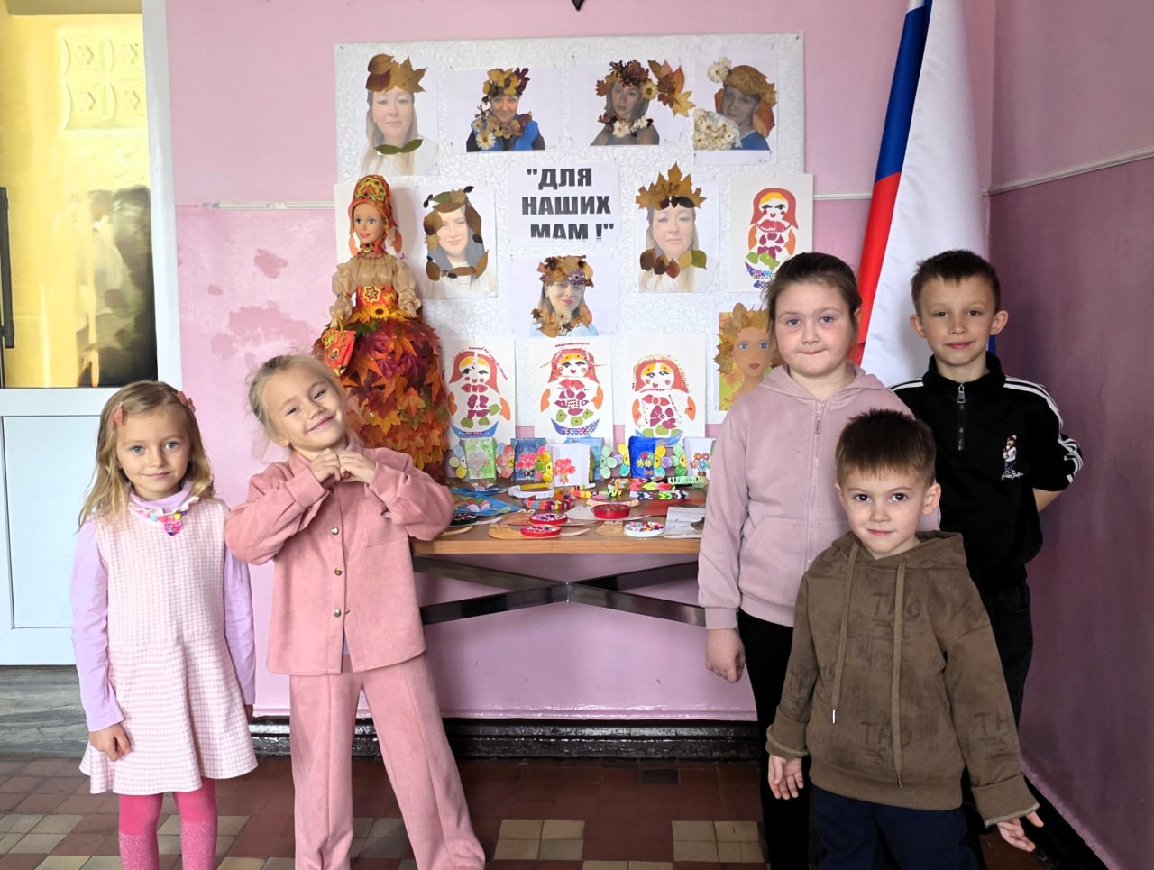 «Для наших мам!»-. выставка работ кружка «Умелые руки», посвященная Дню Матери «Для наших мам!»-. выставка работ кружка «Умелые руки», посвященная Дню Матери